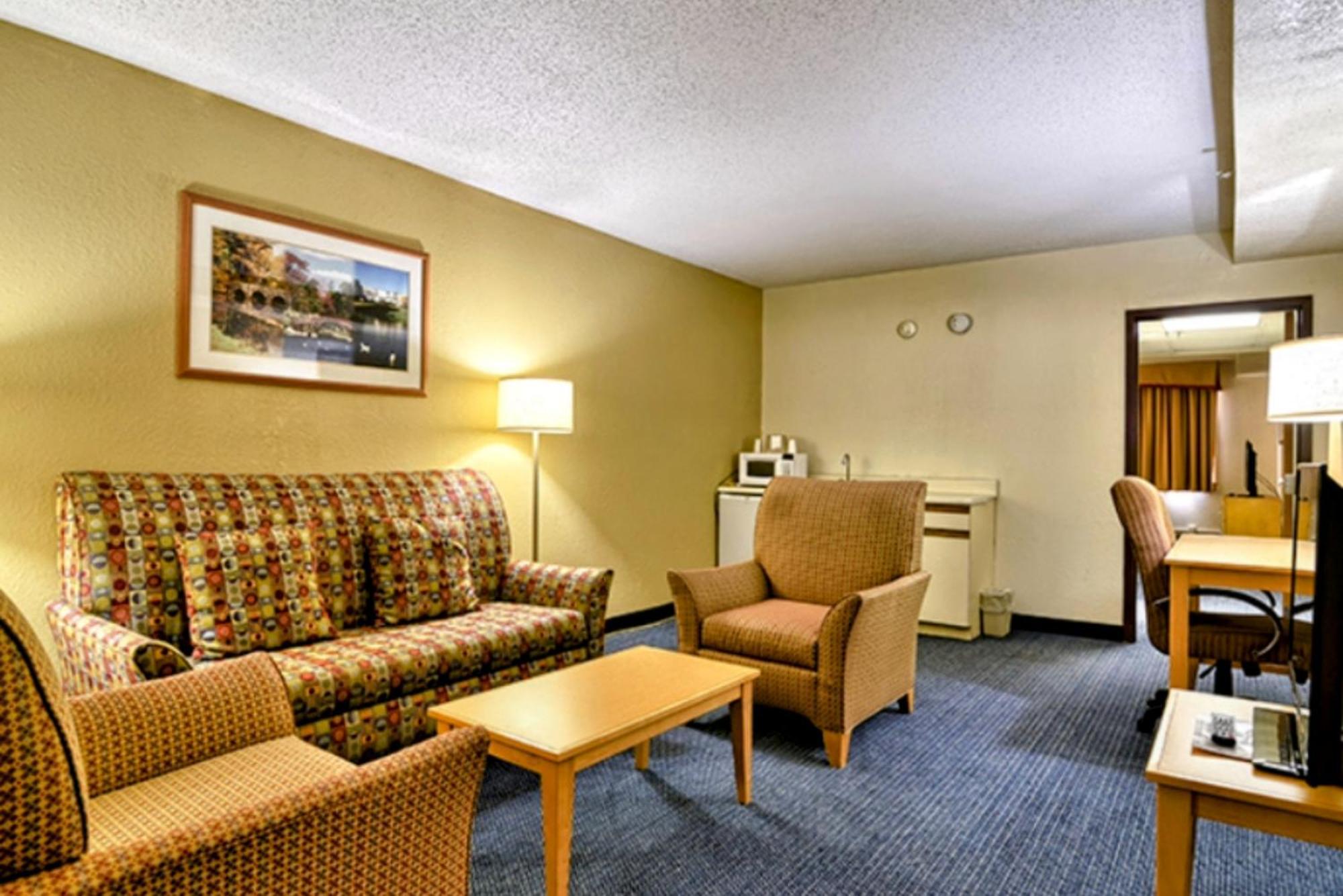 Katahdin Inn & Suites Millinocket Exterior foto