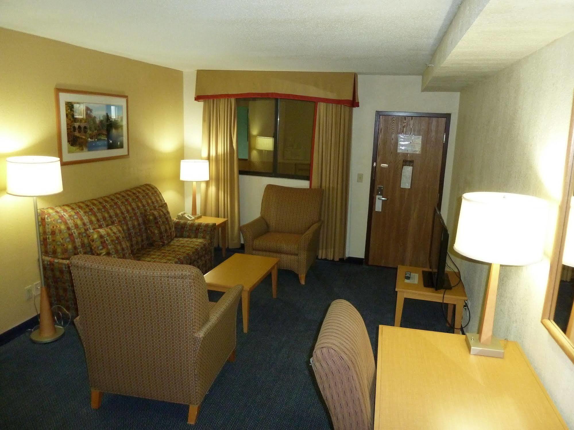 Katahdin Inn & Suites Millinocket Exterior foto